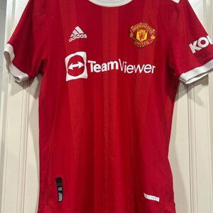 Manchester United 2021/22 red and white home shirt